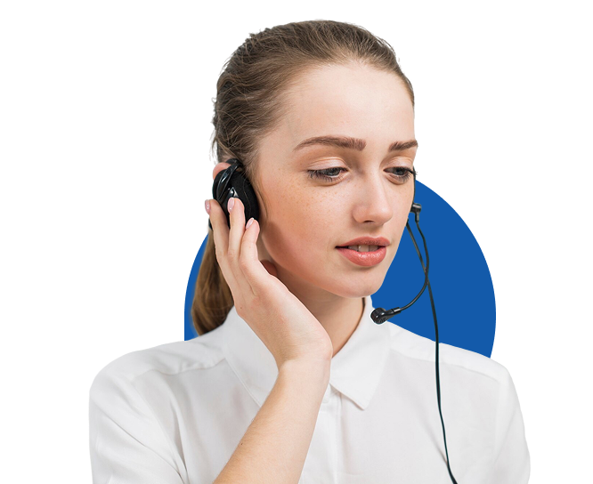 Młoda uśmiechnięta kobieta ze słuchawkami pracuje na Call center.