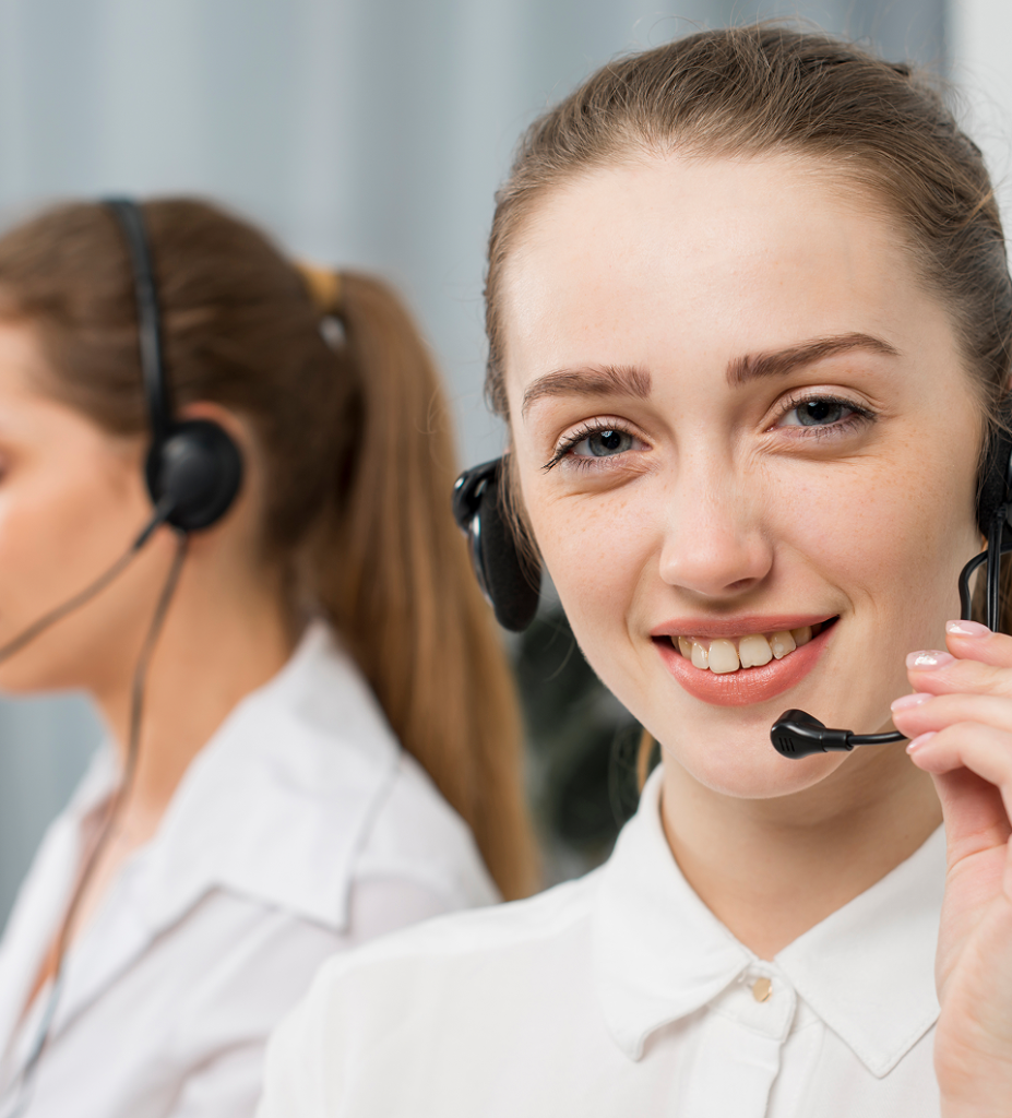 Młoda uśmiechnięta kobieta ze słuchawkami pracuje na Call center.
