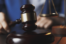 Zbliżenie na młotek sędziowski.